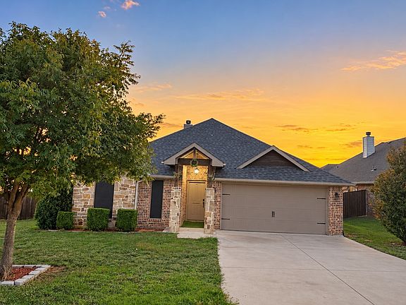 2nd image of 2811 S Lillis Ln