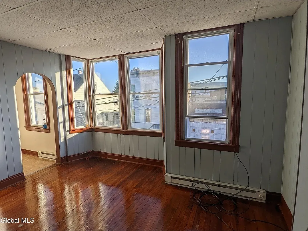 3 bed, $1,300 — Photo 1