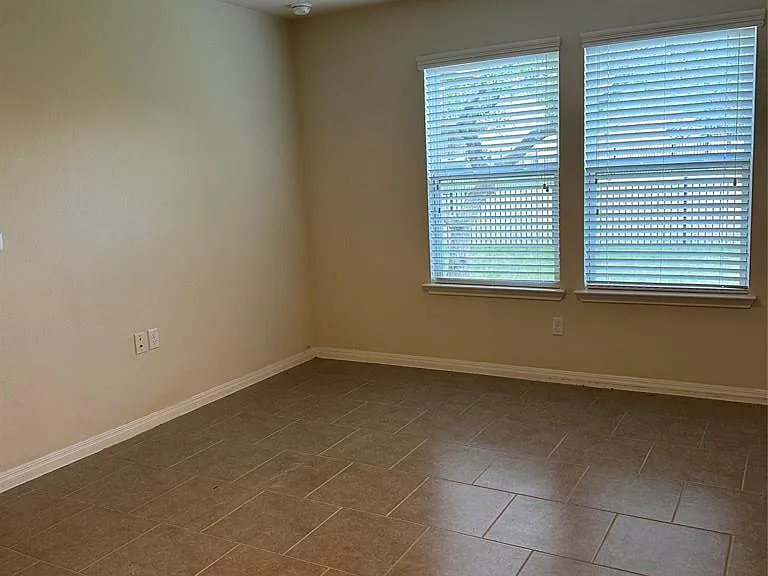 410 Holiday Creek Ln — Photo 14
