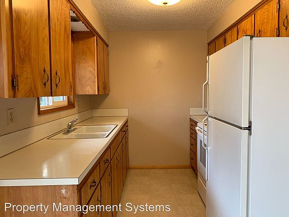 3rd image of 903 NE Jackson St APT B