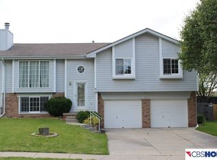 2104 Queen Dr, Papillion, NE 68046
