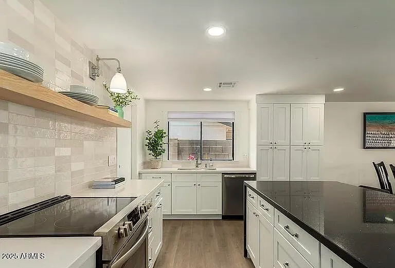 3 bed, 2.0 bath, 1372 sqft, $3,300 — Photo 3