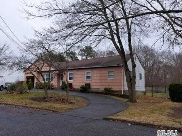 14 Prospect St, Central Islip, NY 11722