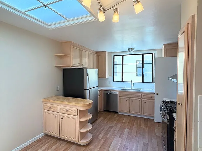 955 Lawton St — Photo 9