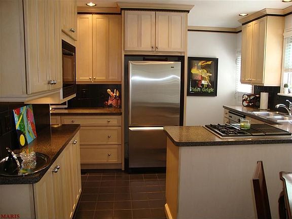 3rd image of 4 Waverton Dr