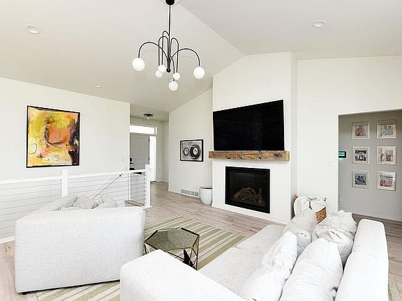 4th image of 7902 Firefly Ln
