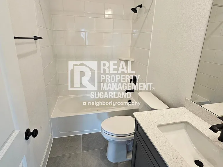 1414 Emma Lake Dr — Photo 40