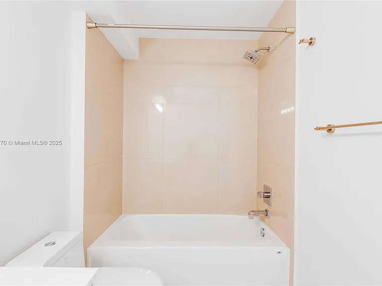 600 NE 27th St #3102 — Photo 20