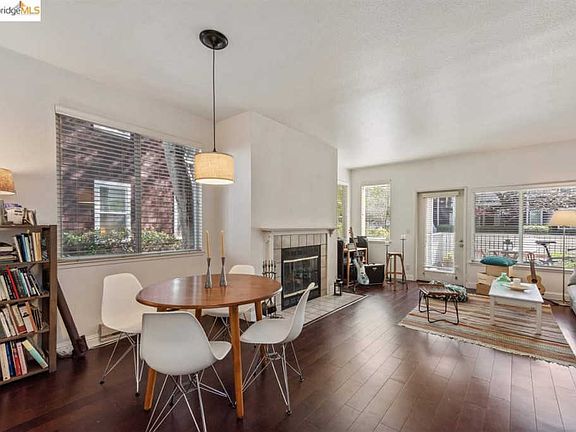 4th image of 99 Bayside Ct