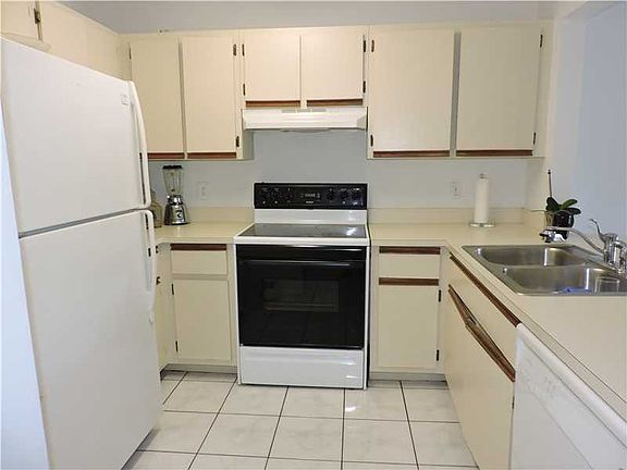 3rd image of 441 SE 10th St #201D