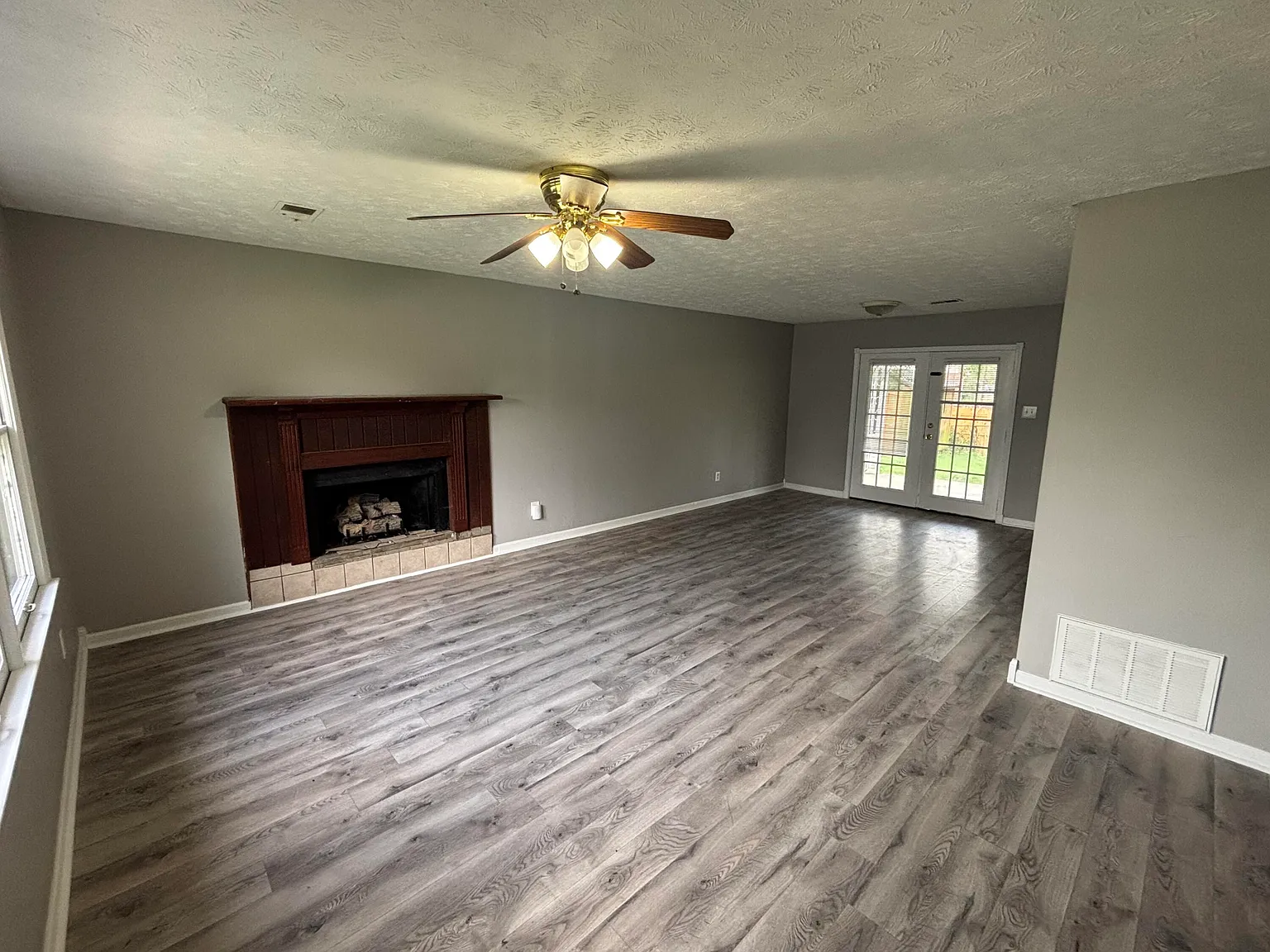 3 bed, 1.0 bath, 1092 sqft, $1,650 — Photo 2