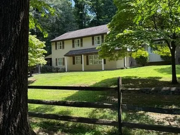 2045 Church Rd, Bethlehem, PA 18015