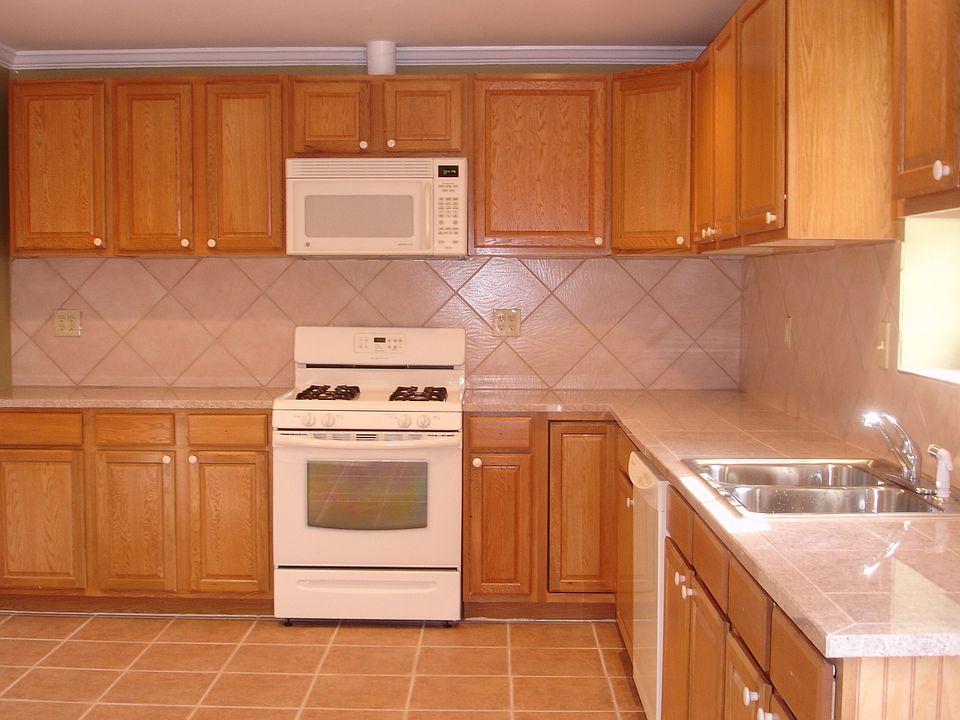 2nd image of 1401 Valmont Trce NE