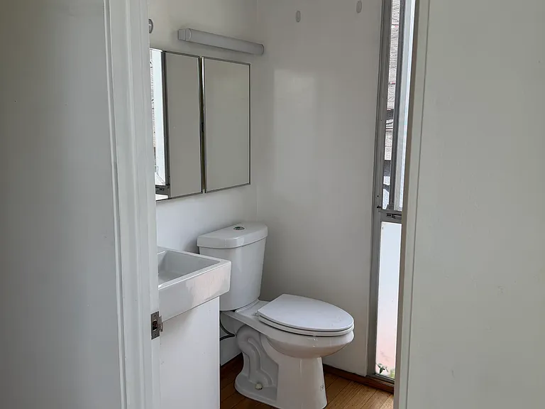 700 N Madison Ave — Photo 16