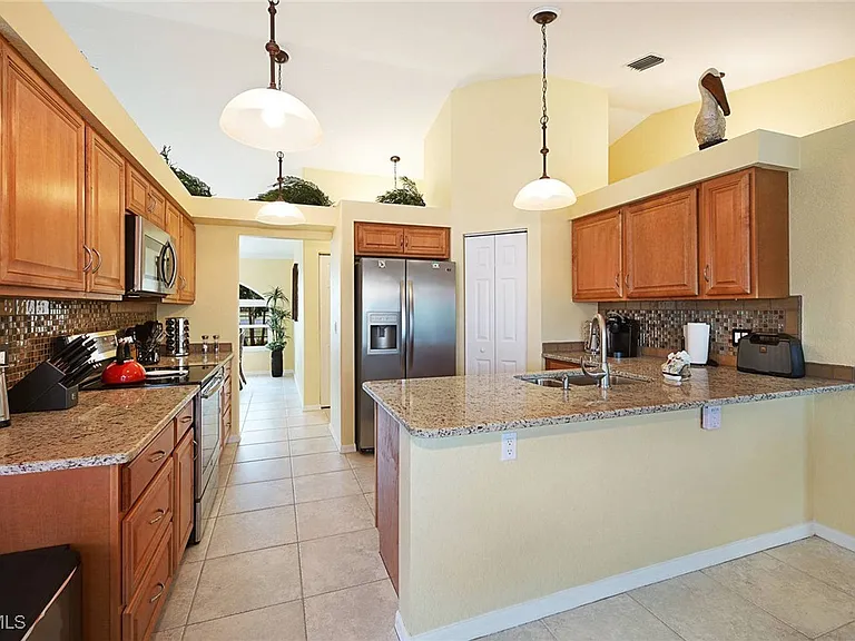 4138 SW 5th Ave — Photo 12