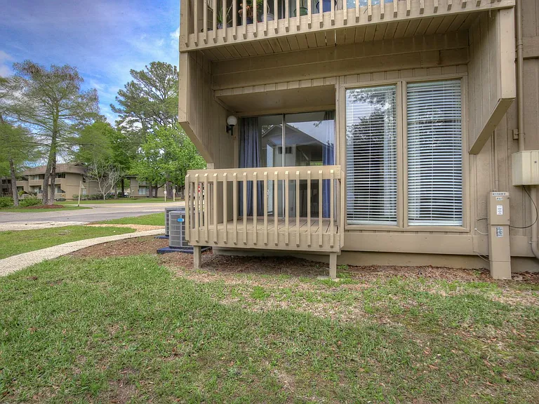 1046 Seacliff Dr N — Photo 12