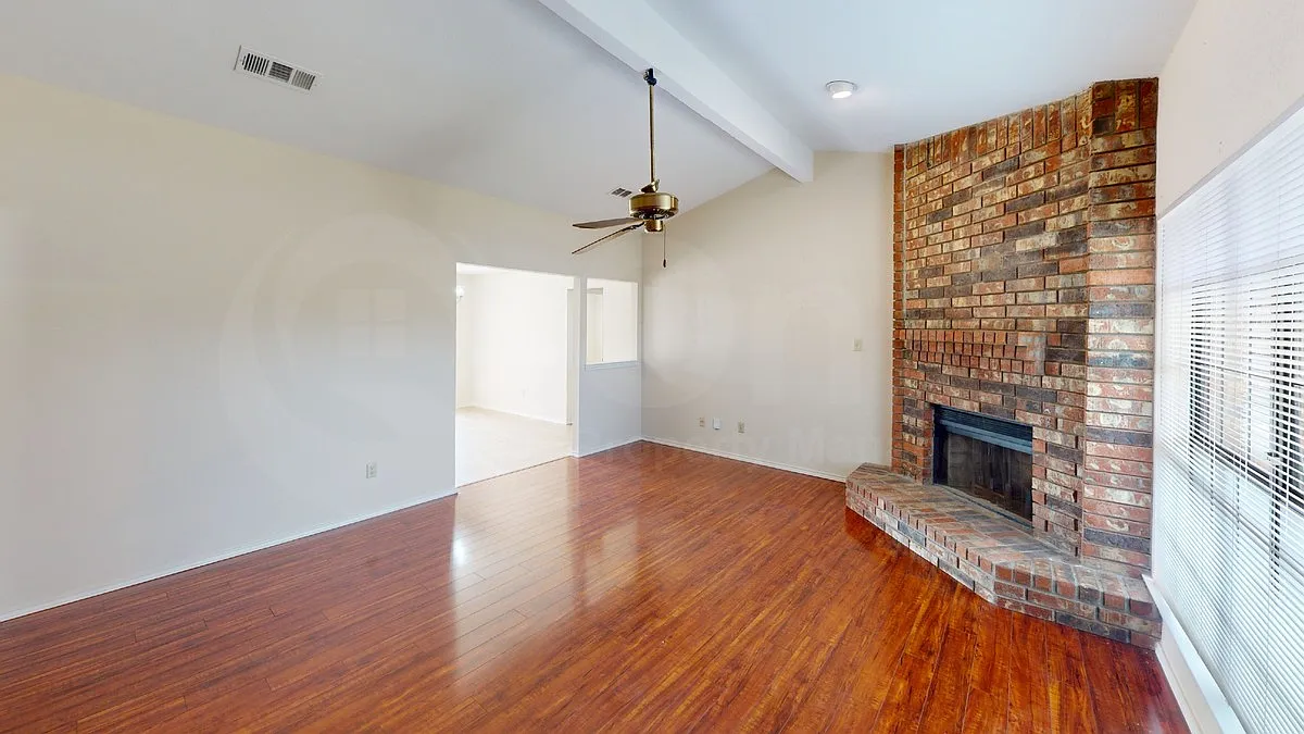 3 bed, 2.0 bath, 1383 sqft, $2,025 — Photo 4