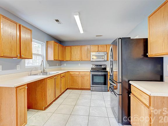3rd image of 4024 Larkhaven Village Dr