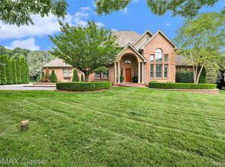 3185 Valley Oaks Dr, White Lake, MI 48383