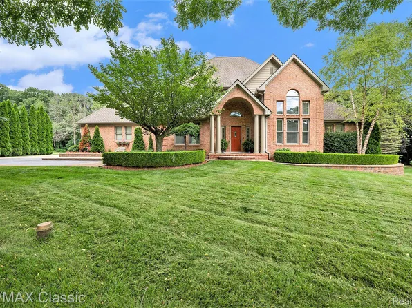 3185 Valley Oaks Dr, White Lake, MI 48383