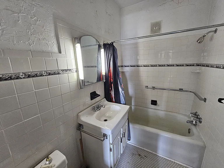 900 Kennedy Dr #1 — Photo 3
