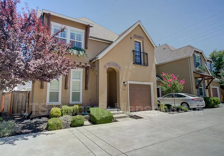 1349 Piper Pl — Photo 2