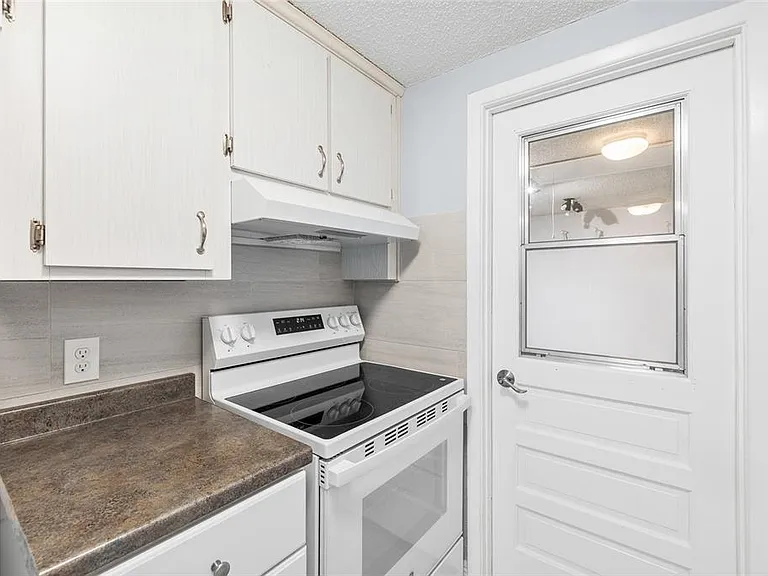 4948 Getner St — Photo 10