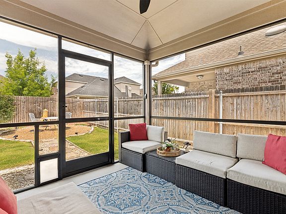 2nd image of 2823 Redbud Ln