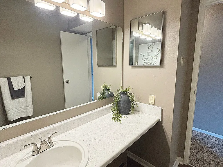 Riverbend - Upstairs Hall Bathroom