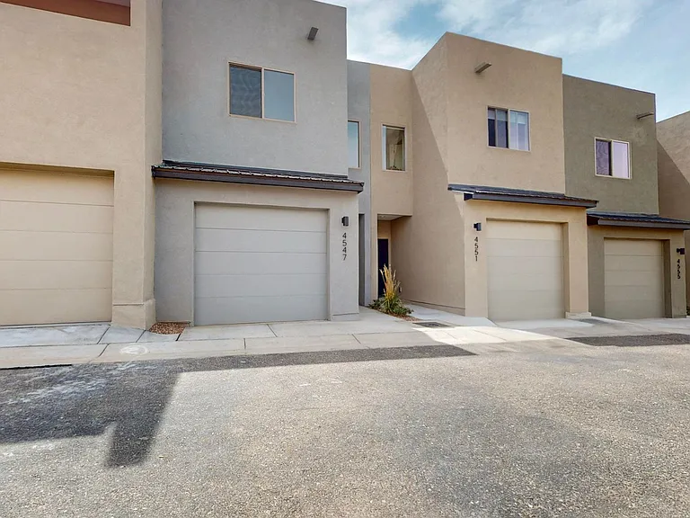 4547 Villa Loma Ln NE — Photo 1