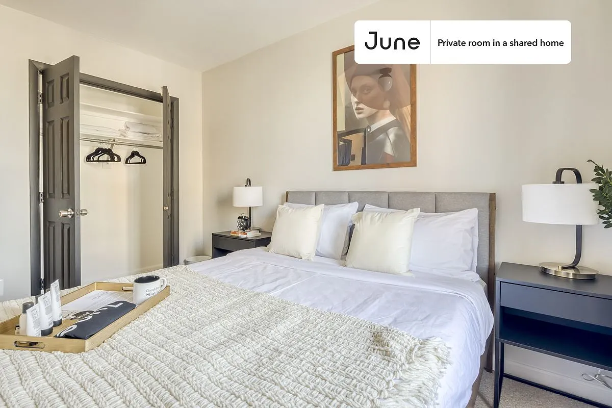 Queen bedroom in 5 bed/2.5 bath home in H Street #288 E — Photo 3
