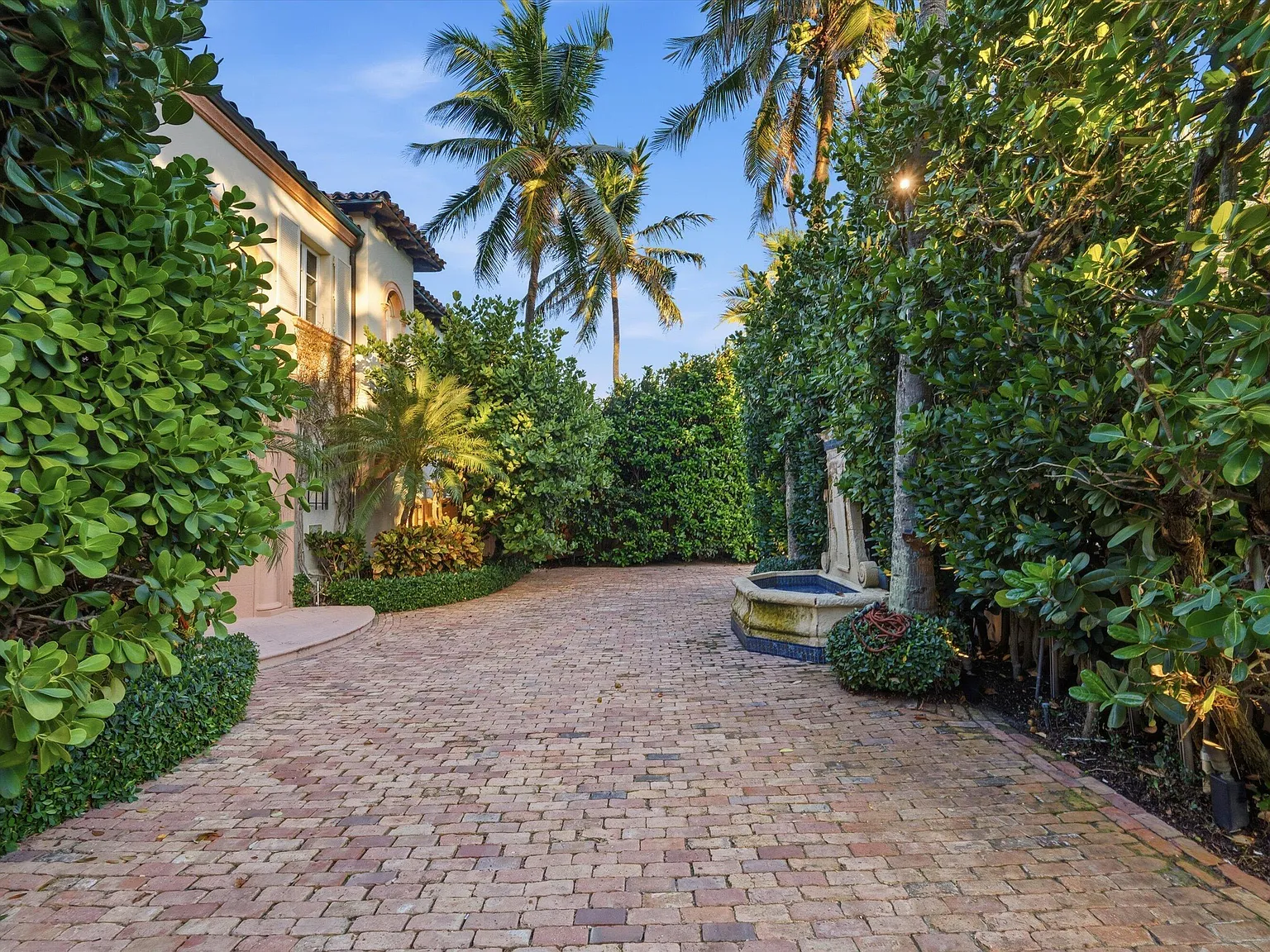 6 bed, 8.0 bath, 5410 sqft, $70,000 — Photo 2