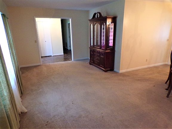3rd image of 7 Valley Dr