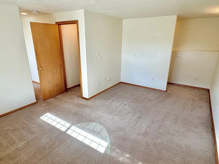 8702 NE Glisan St — Photo 16