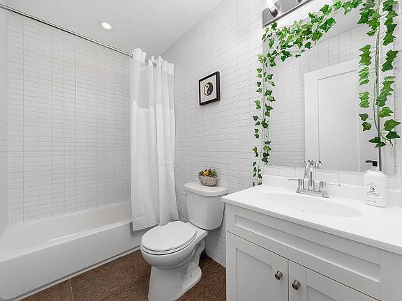 5th image of 453 Irving Ave