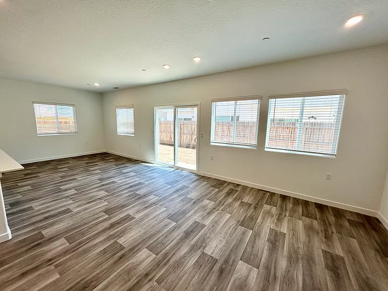 4480 Bellaire Ave — Photo 4