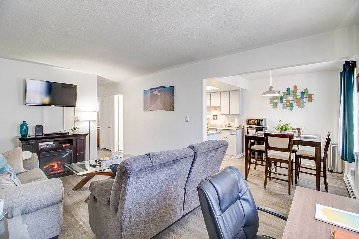 2 bed, 790 sqft, $2,400 — Photo 1