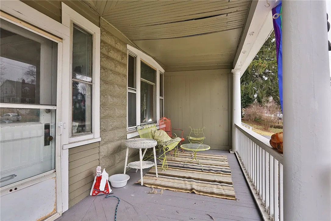 3 bed, 1.0 bath, 1220 sqft, $1,995 — Photo 2