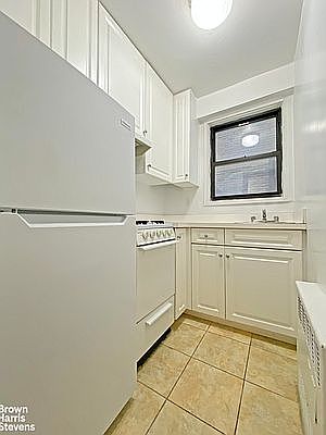 5th image of 200 E 15th St APT 5N