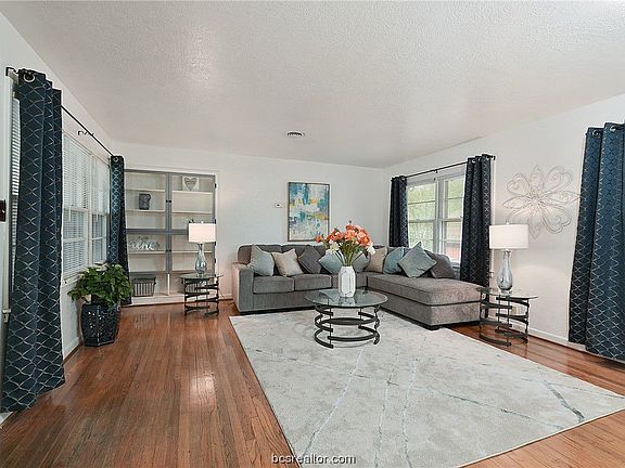 3rd image of 209 Fleetwood St