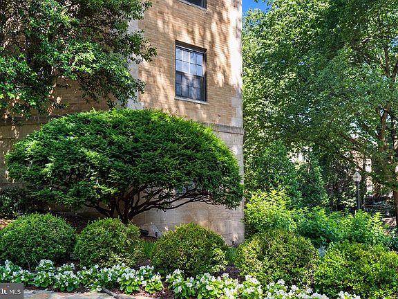 2nd image of 2032 Belmont Rd NW APT 211