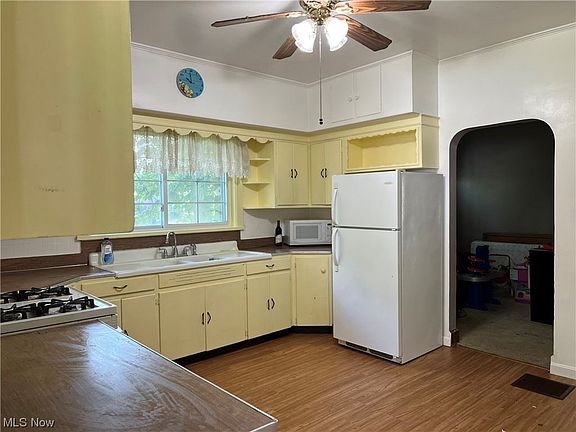 3rd image of 1435 W 10th St