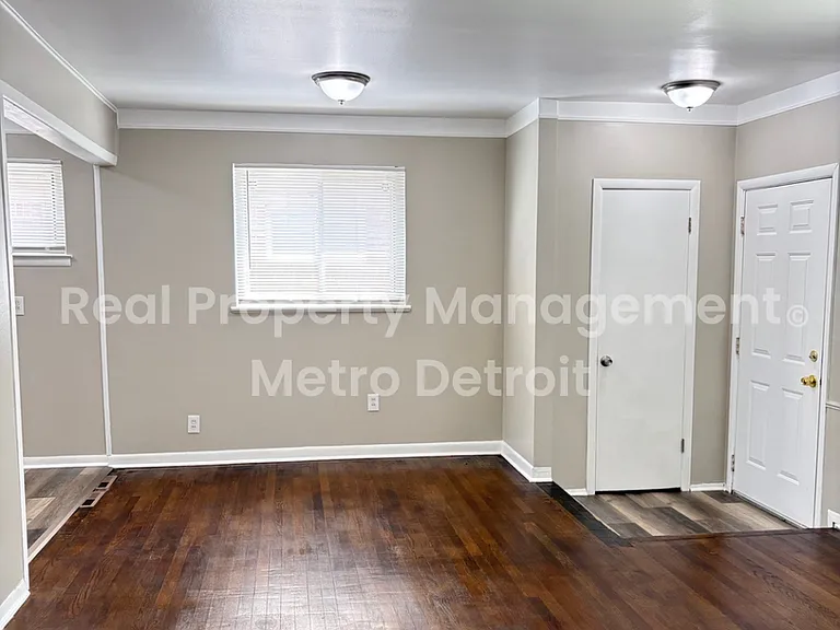 19535 Woodmont St — Photo 2