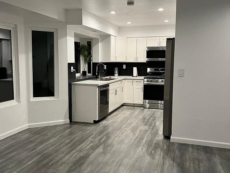 2242 Gregory Ave — Photo 17