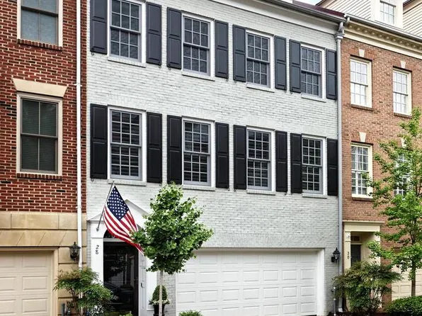 28 Alexander St, Alexandria, VA 22314