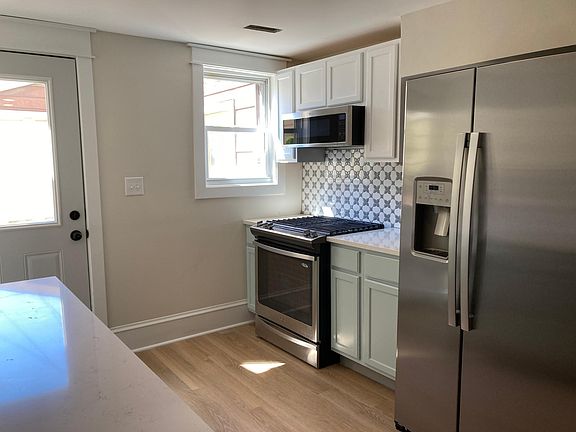 4th image of 1455 W Erie St #1
