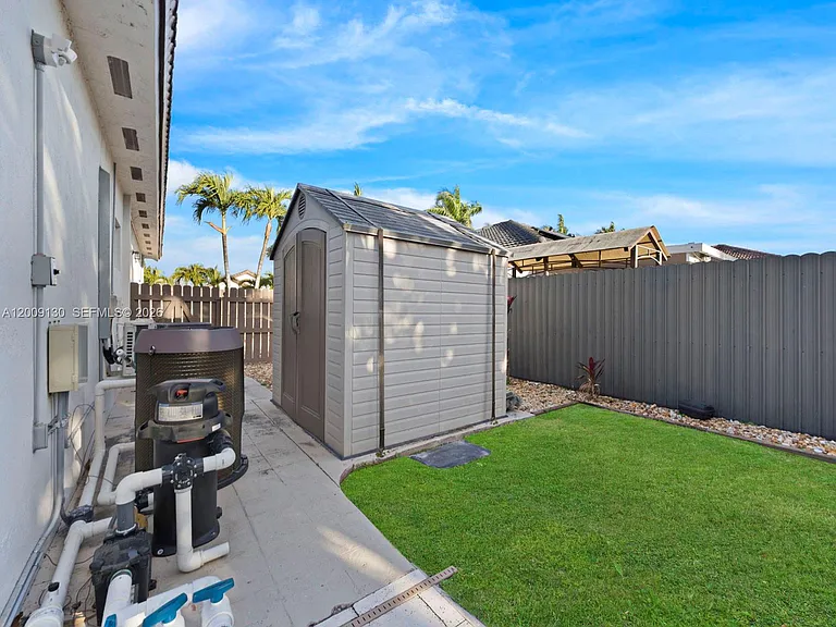 704 SE 14th Pl — Photo 15