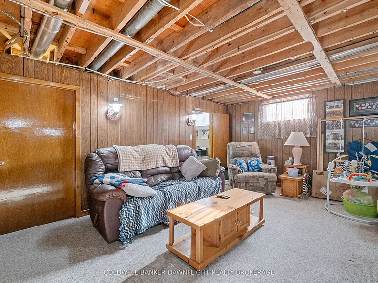 105 Wellington St W — Photo 32