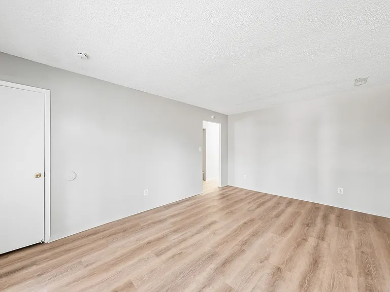 2415 Shirley Ave — Photo 14