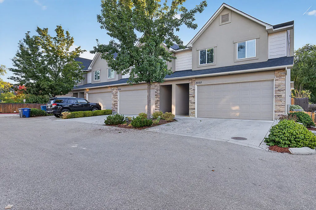 3 bed, 2.5 bath, 1649 sqft, $2,400 — Photo 2